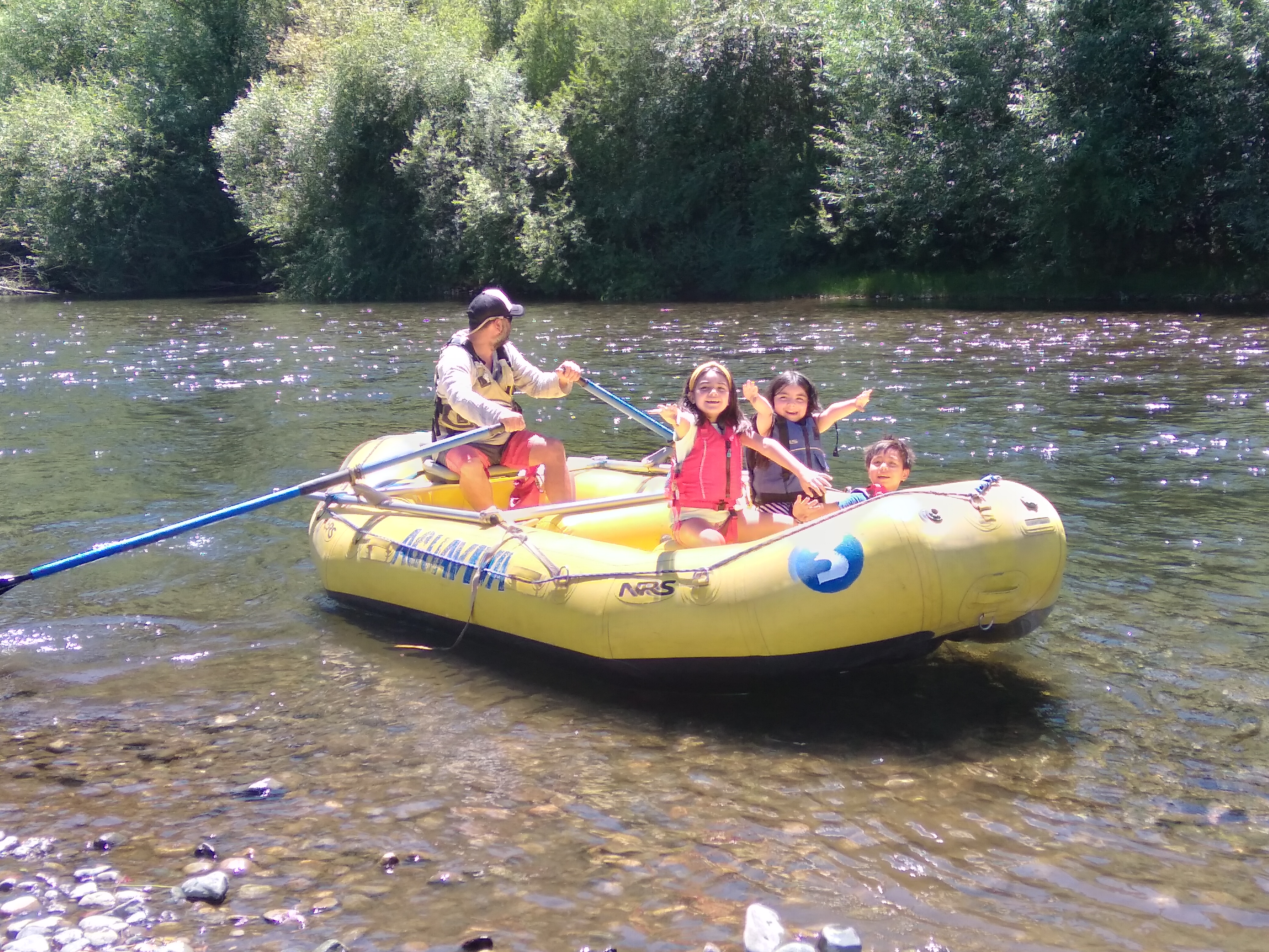 Personas en balsa en río Liucura