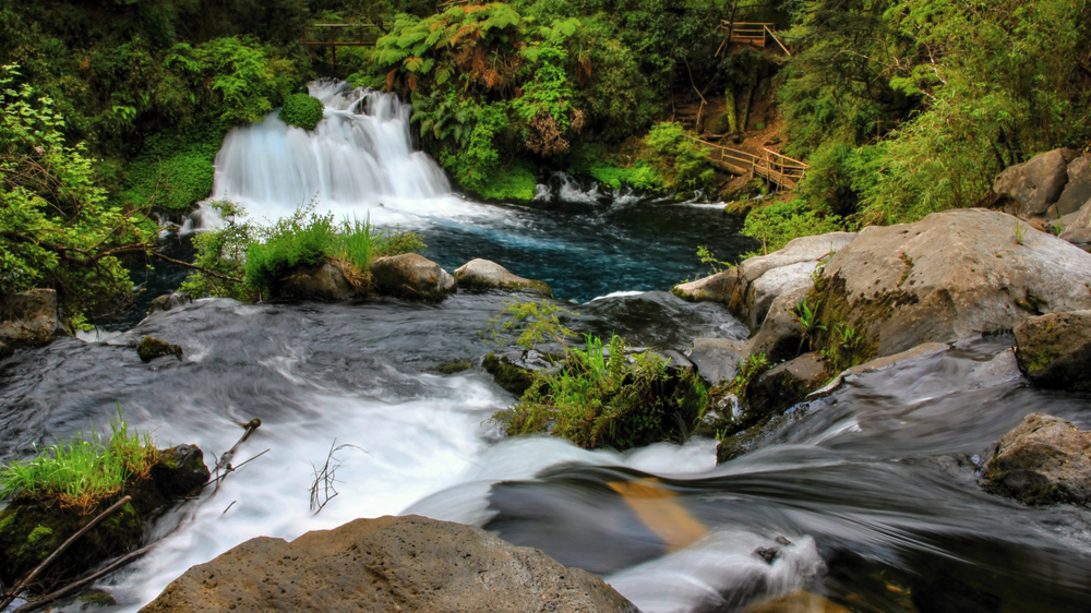 lugar turístico ojos del Caburgua en Chile