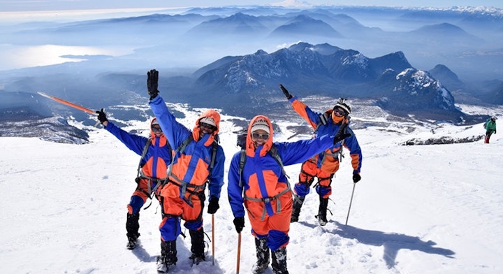 Ascenso al volcán Villarrica desde Pucón, Chile, con cielo despejado