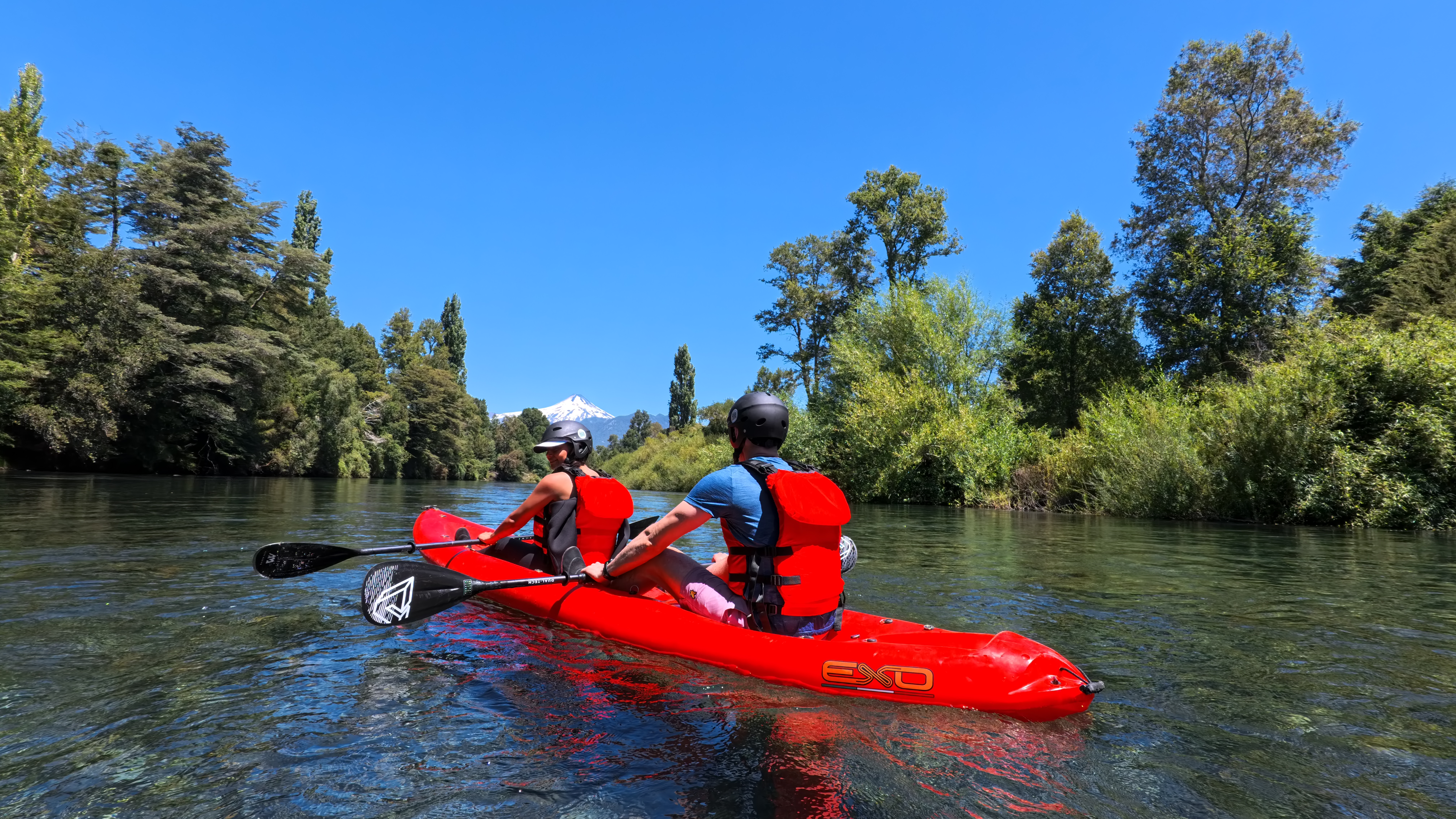 Personas haciendo kayak Río Liucura