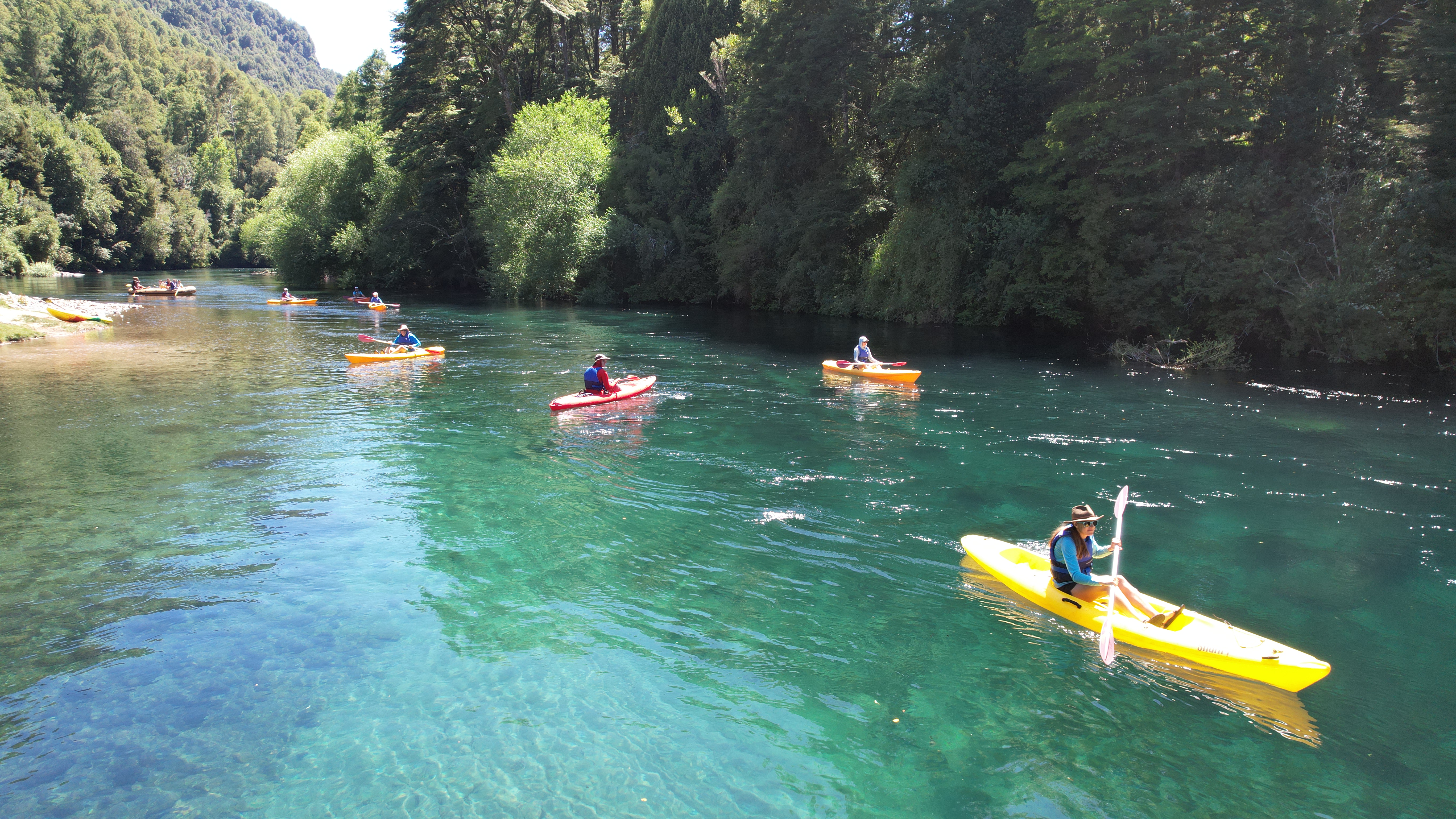 Turistas en kayak por el Río Liucura