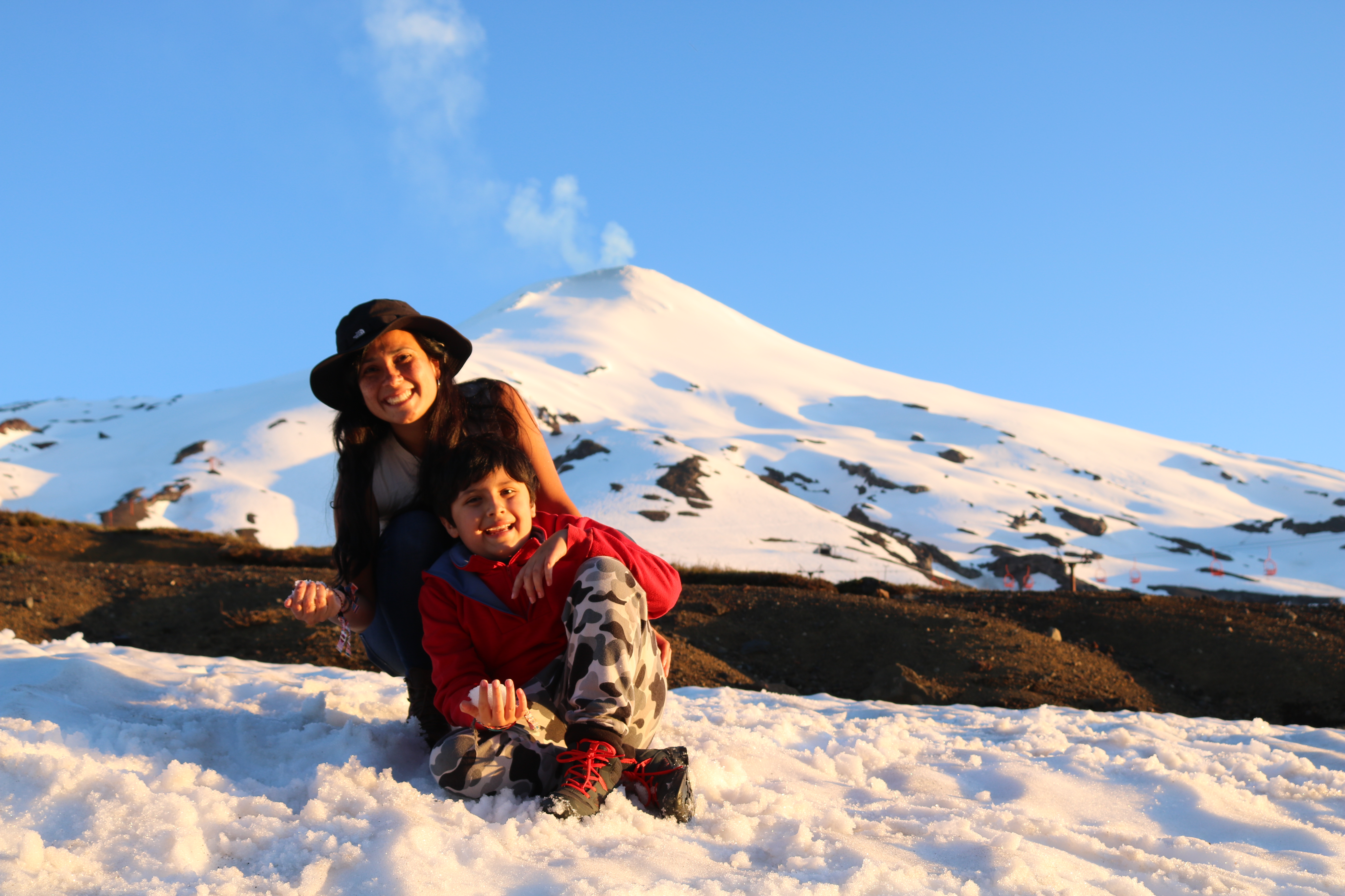 Personas con Volcán Villarrica de fondo