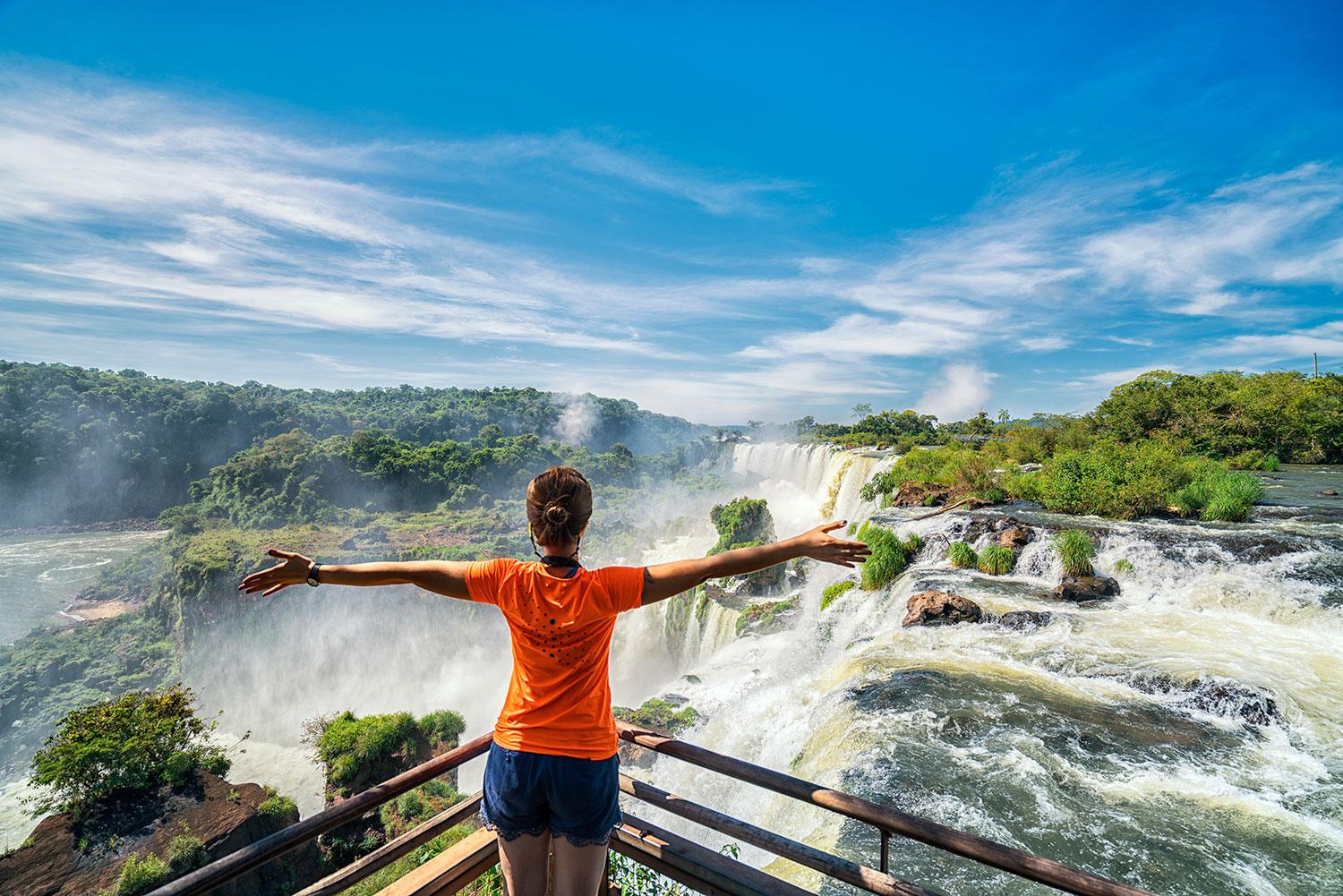 Mujer frente a cataratas
