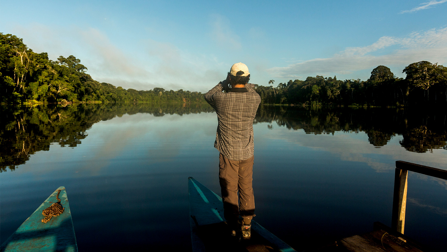 Persona mirando laguna