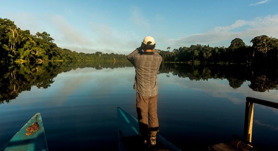 Foto Posada Amazonas (3 días) en Puerto Maldonado Persona mirando laguna