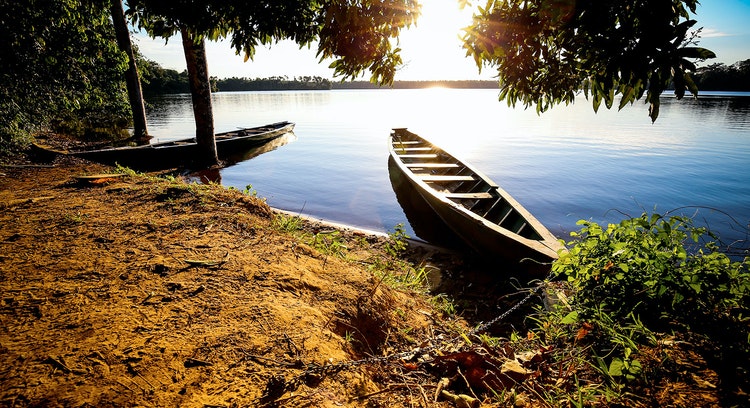 Botes en la orilla del río