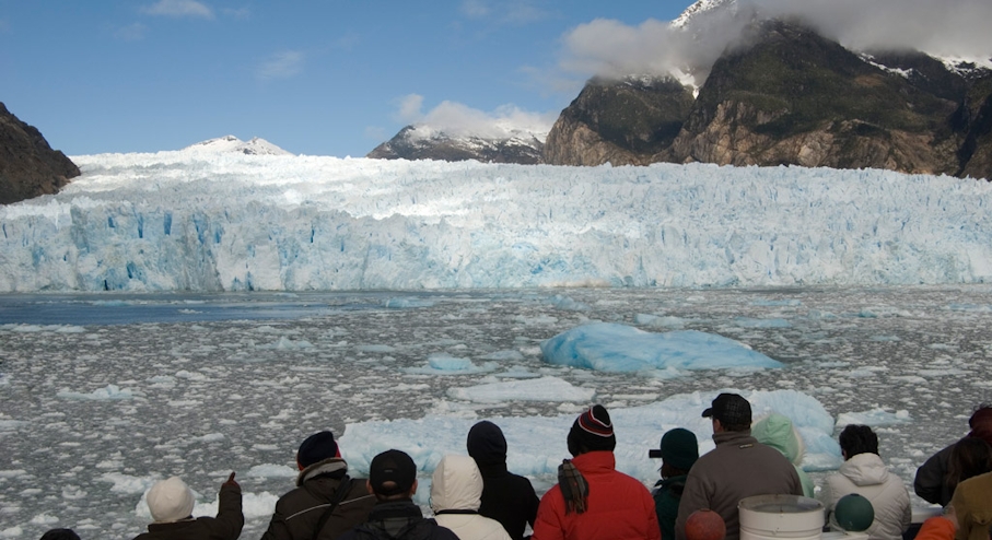 Personas frente a Glaciar San Rafael