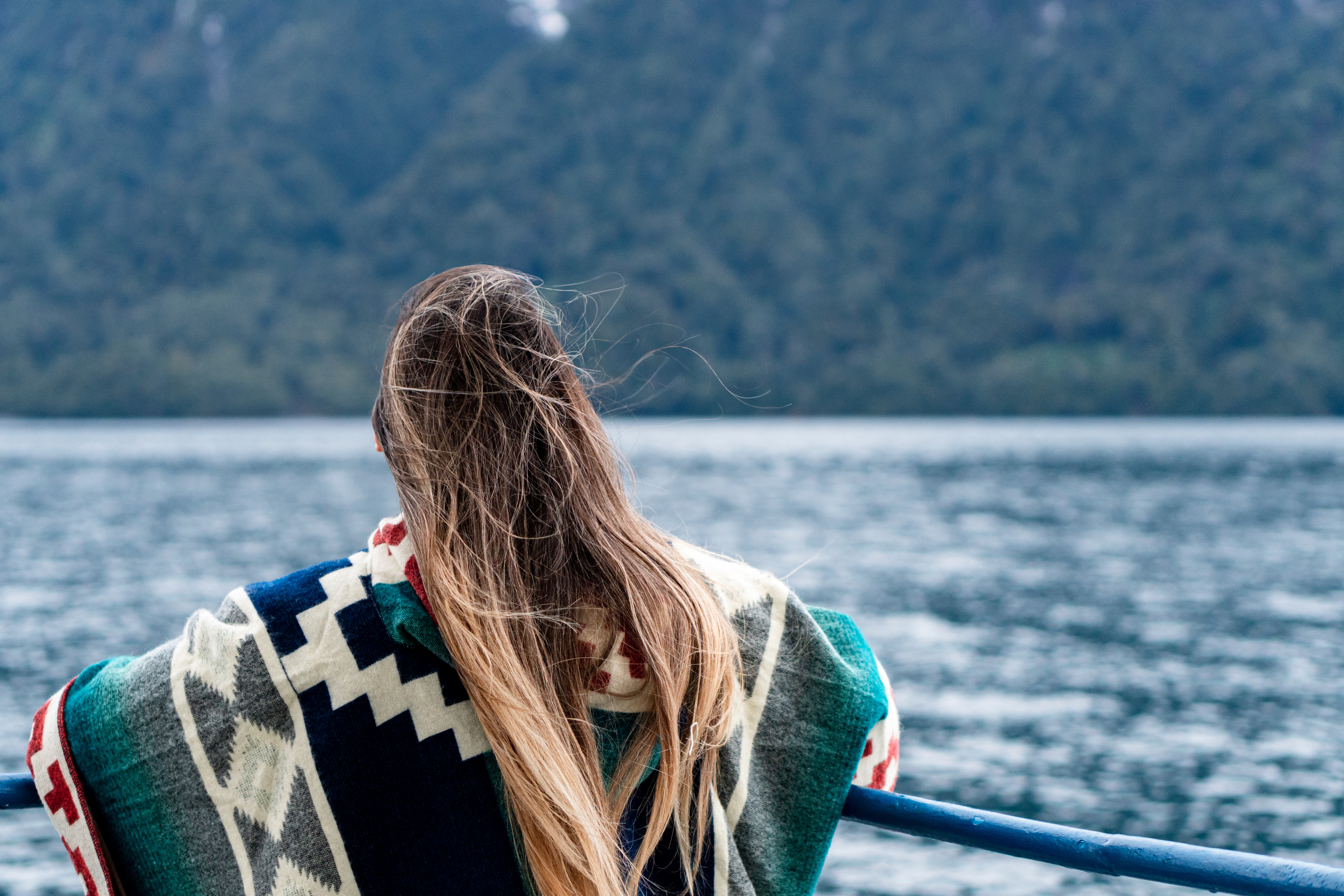 Mujer viendo el lago