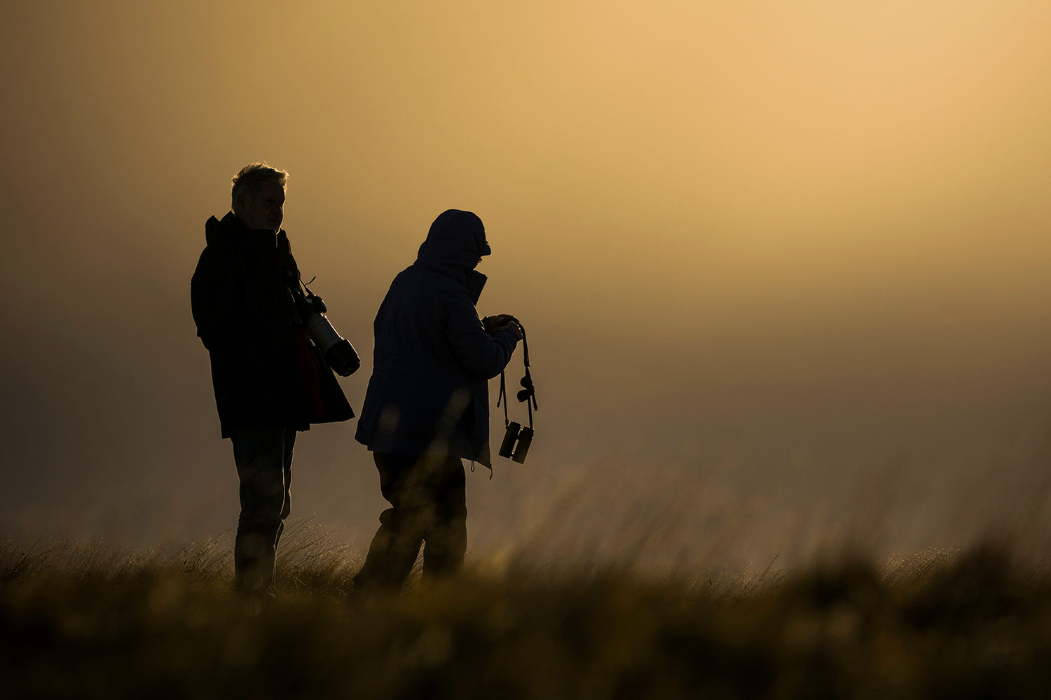 Pareja tomando fotografías en Patagonia