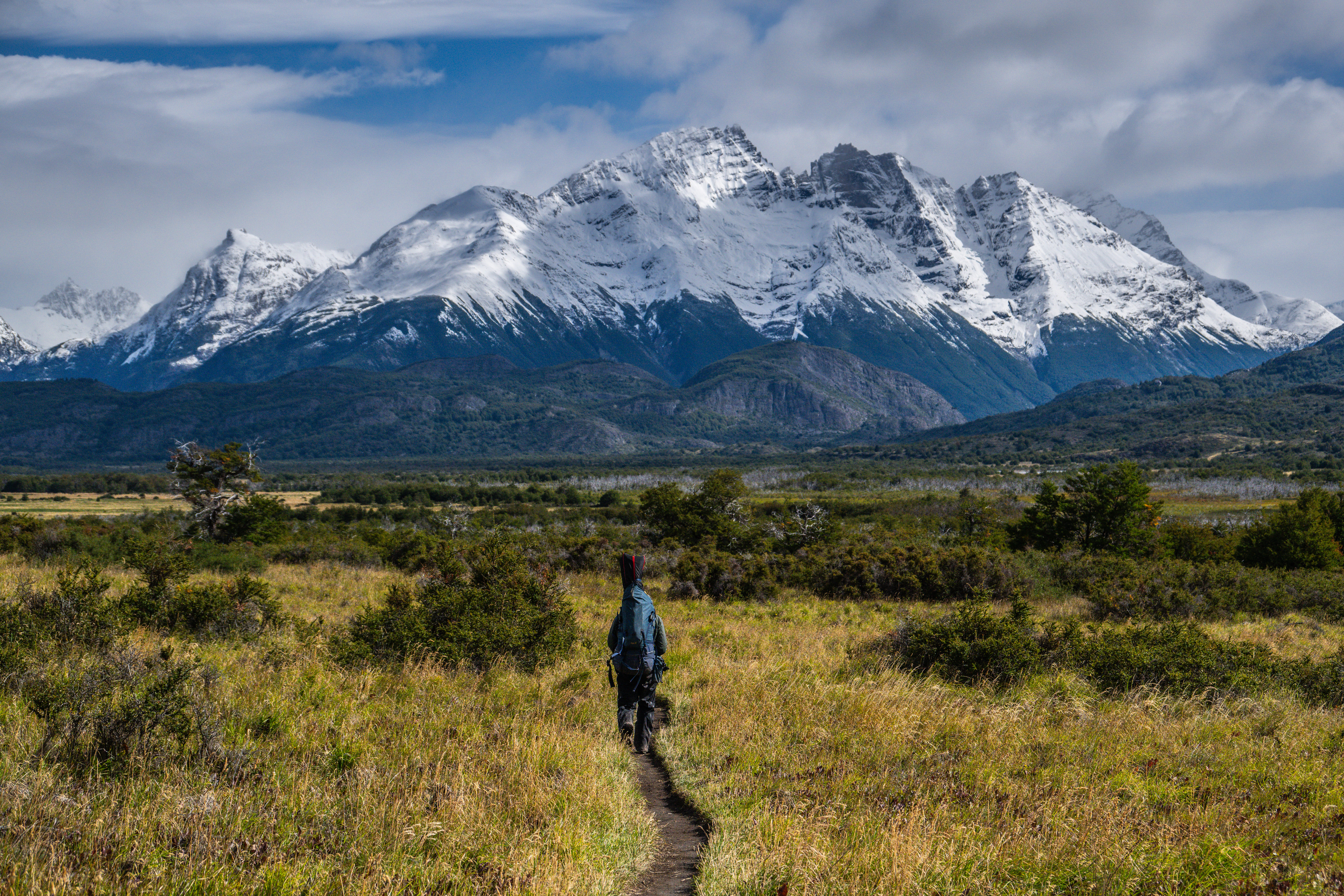 Persona en Sendero Dickson 