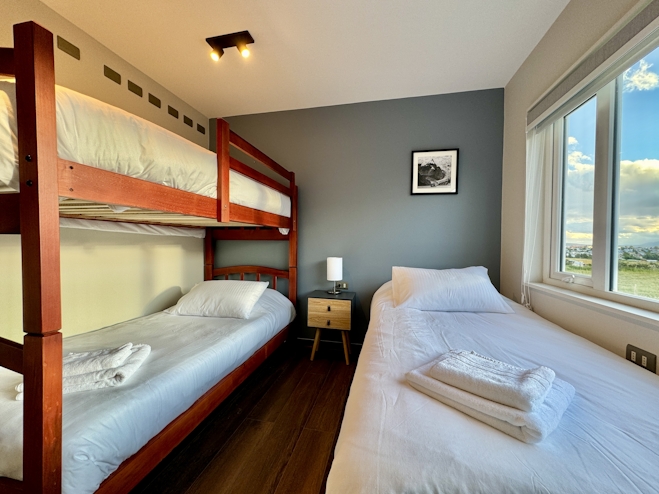 Habitación con litera y cama individual