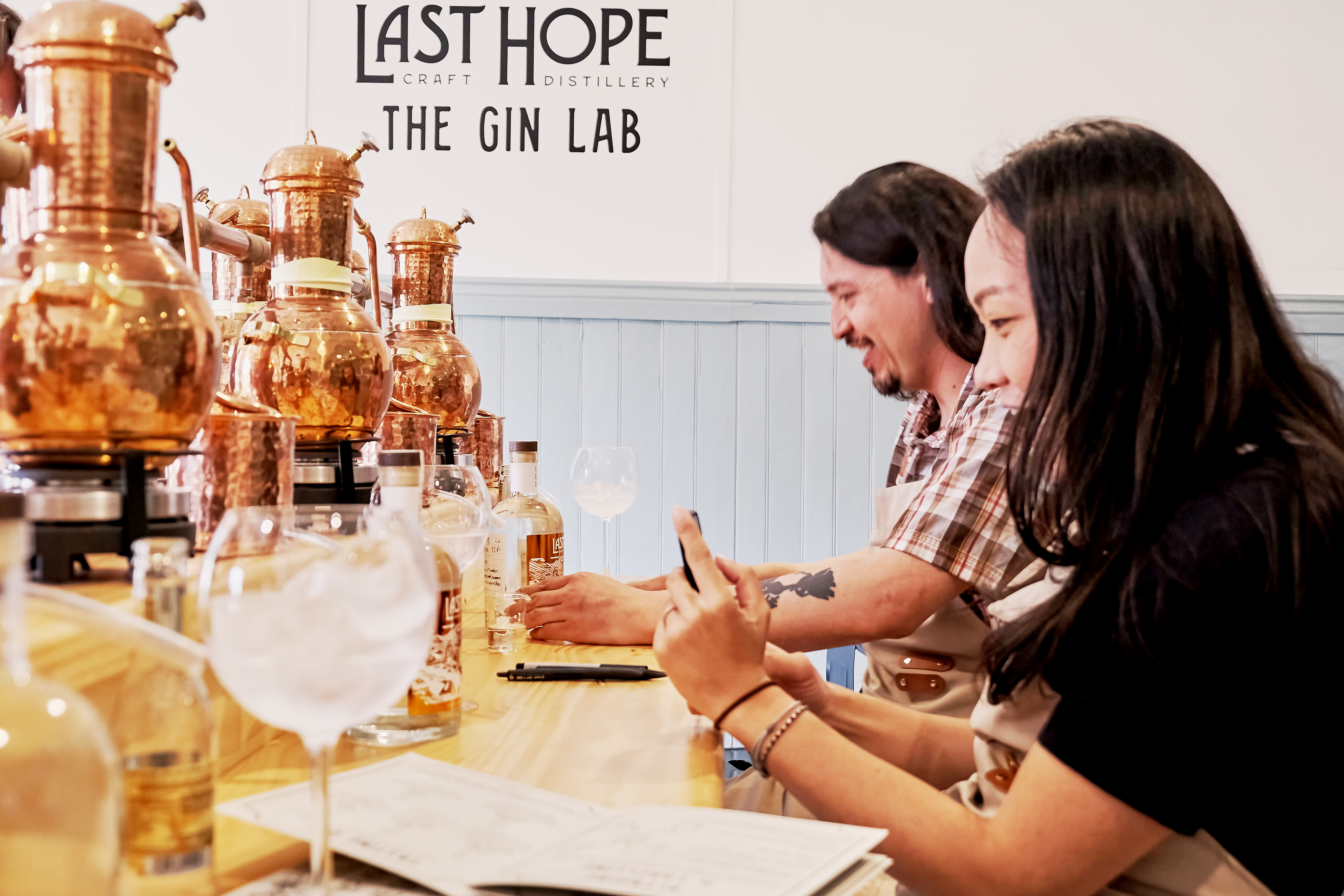 Personas preparando gin