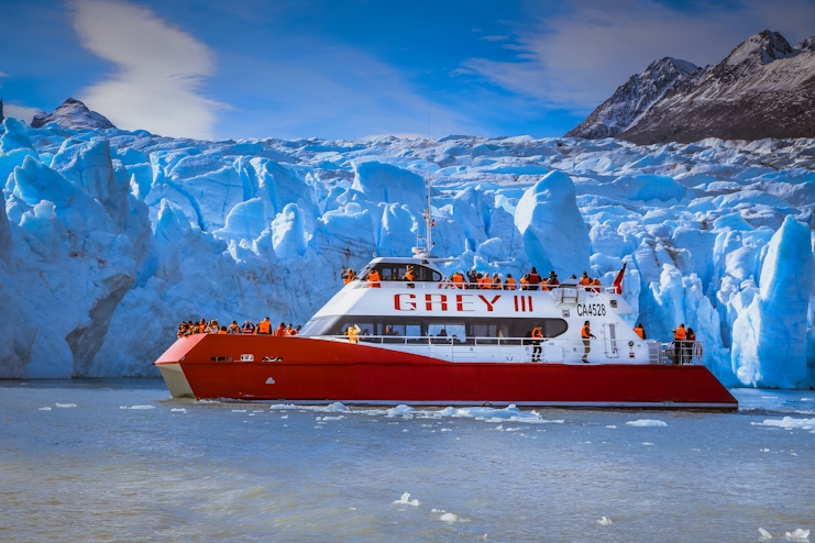 Catamarán frente a Glaciar Grey