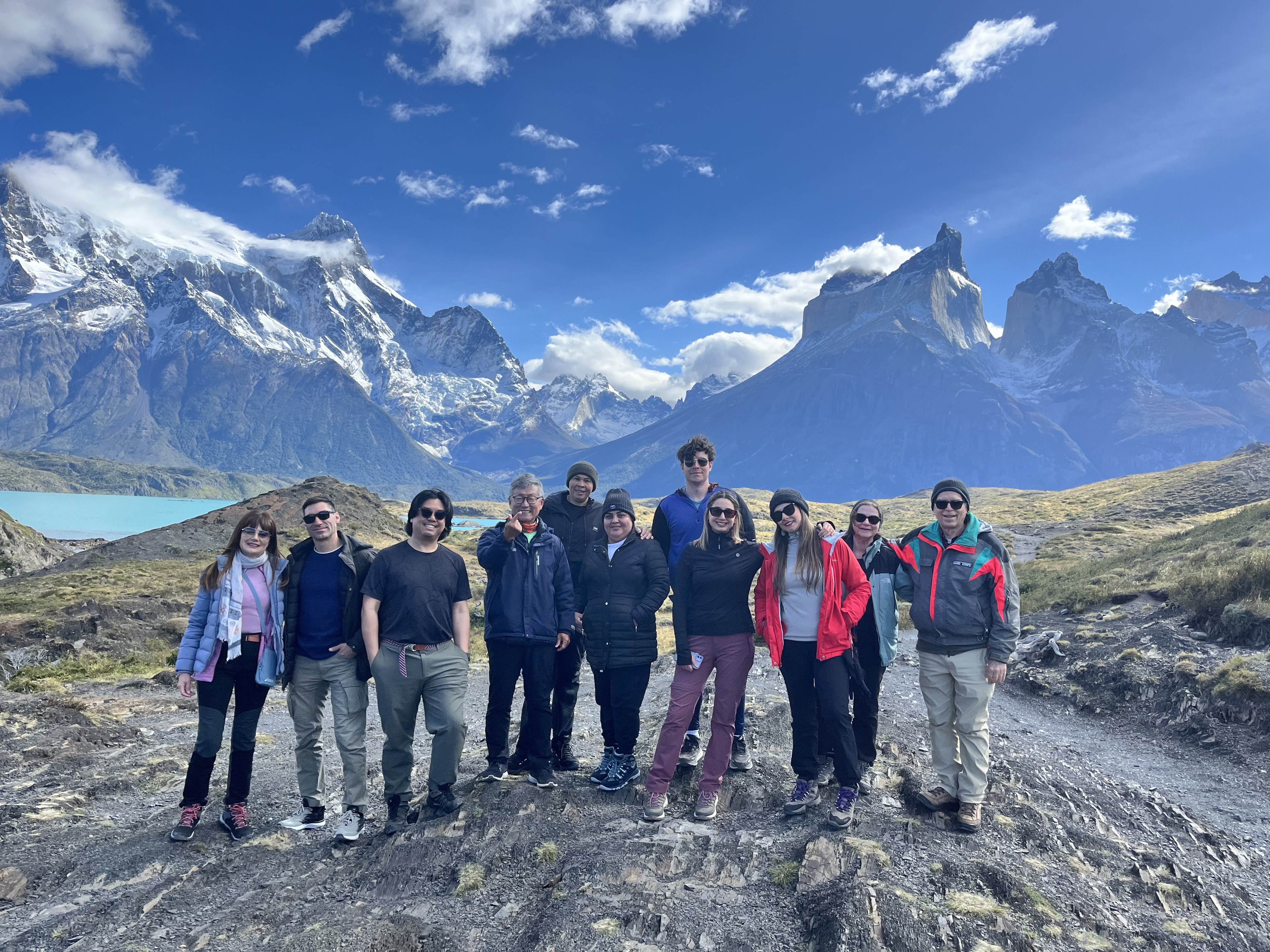 Grupo de pasajeros de Nomades en el trekking miradores Torres del Paine
