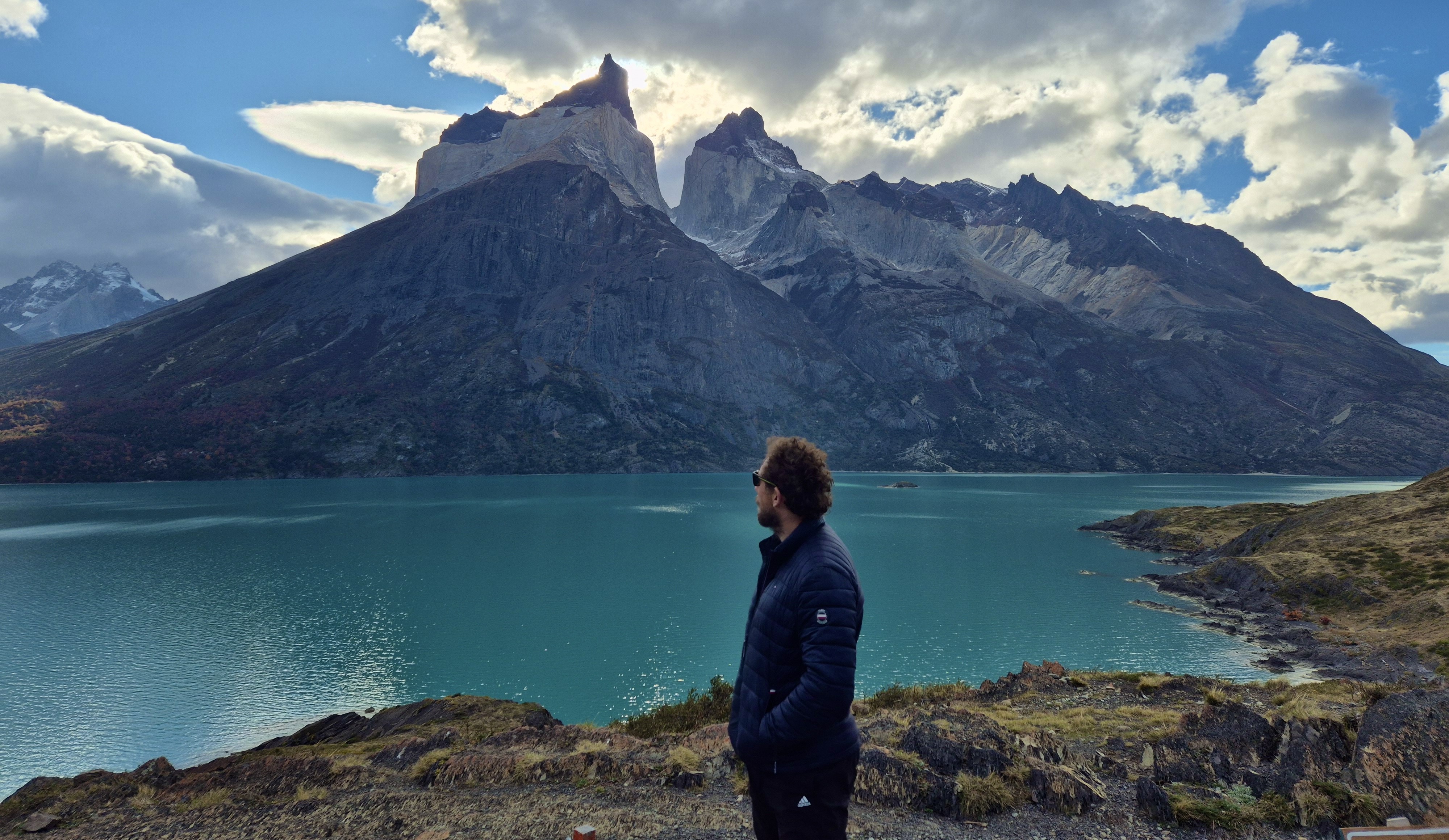 Turista en Cuernos del Paine
