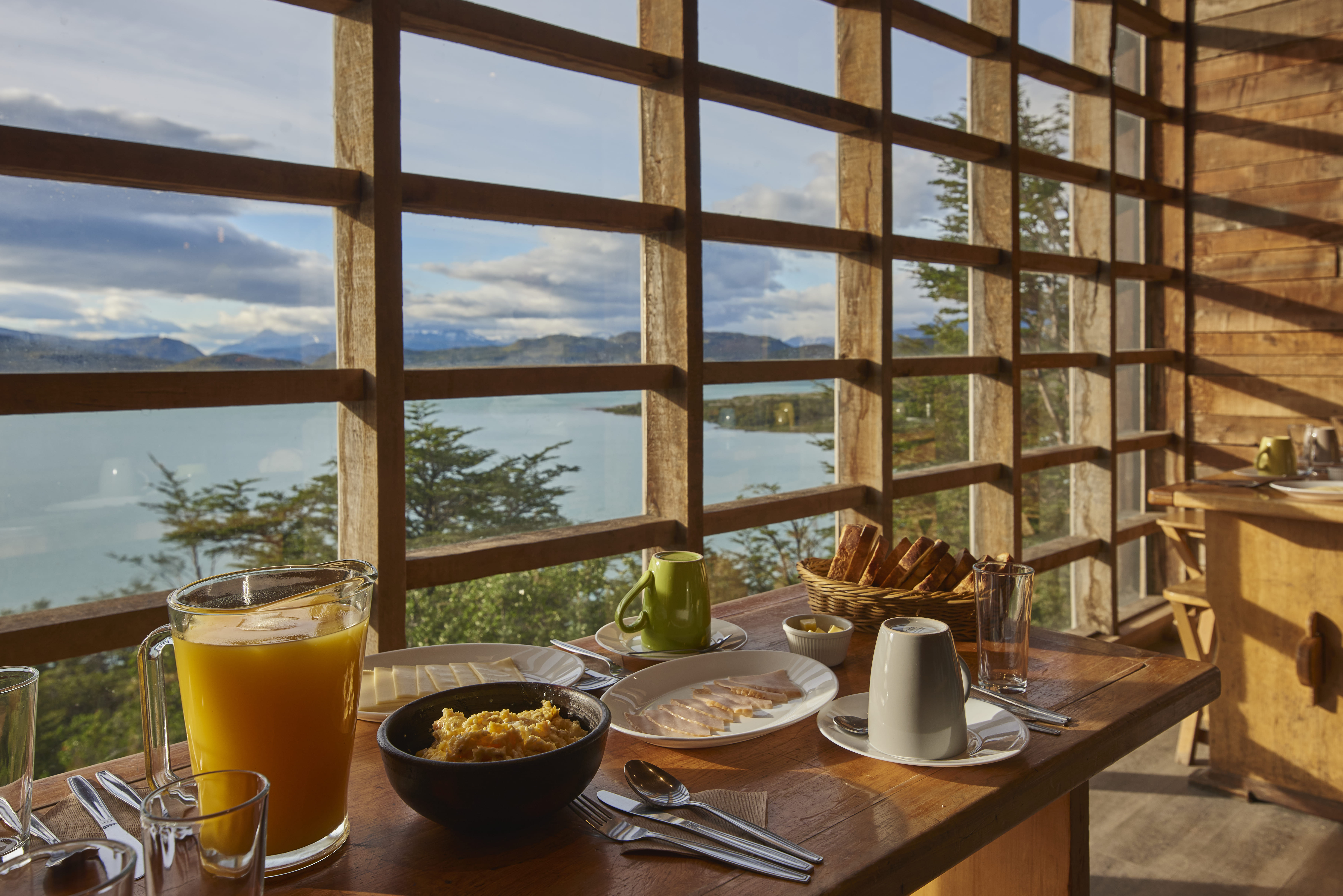 Desayuno servido en el refugio Frances en Torres del Paine con vista al lago