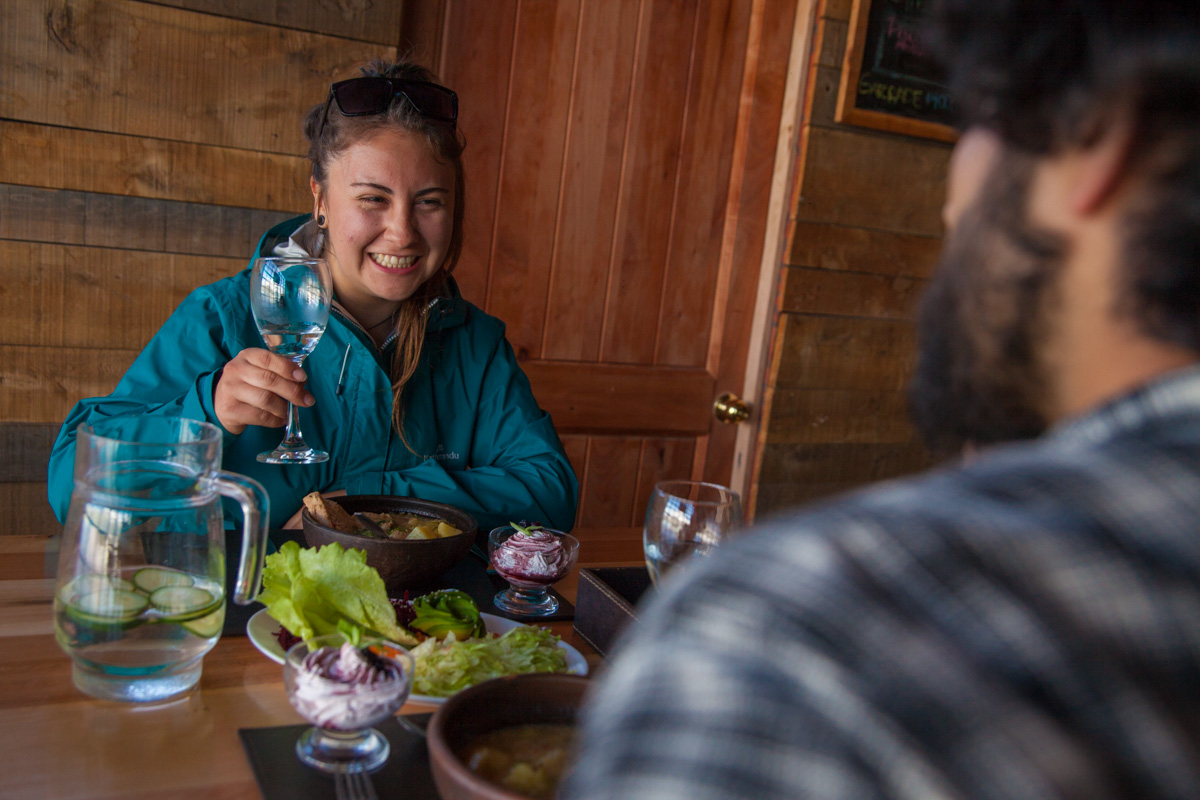 Pasajeros cenando en el refugio Cuernos en Circuito W