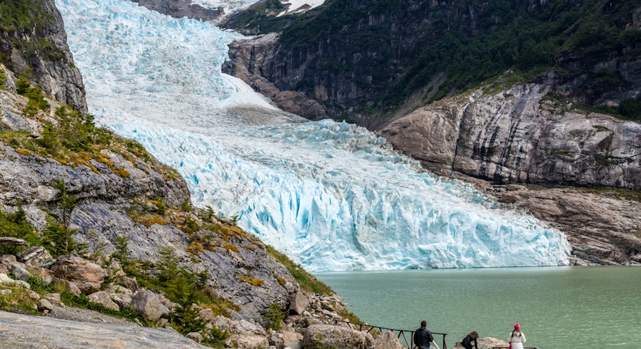 Glaciar Serrano y laguna con témpanos