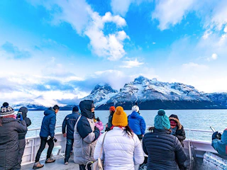 Navegación Glaciares Balmaceda y Serrano en Puerto Natales & Torres del Paine Grupo de personas en Navegación Glaciares