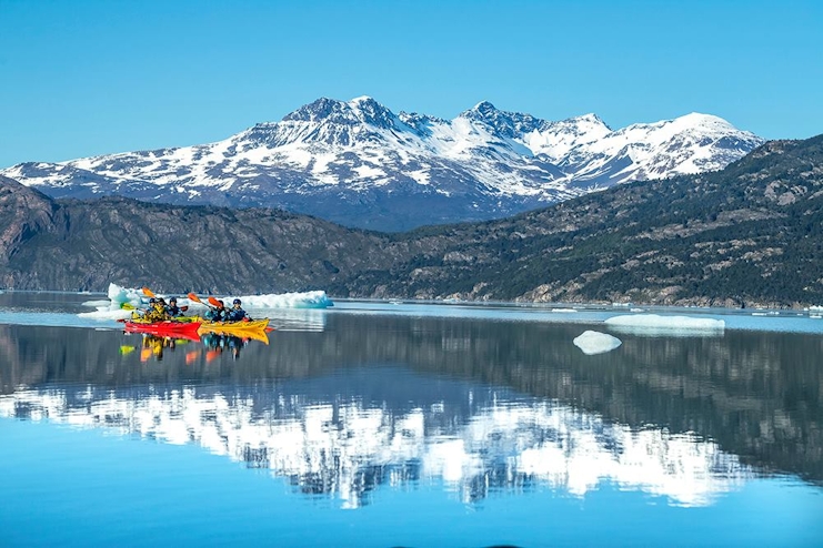 grupo navegando de kayak en el Glaciar Grey