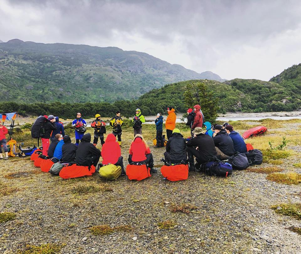 Grupo recibe instrucciones para navegar en kayak en Glaciar Grey