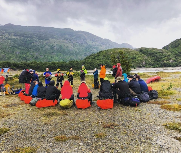 Grupo recibe instrucciones para navegar en kayak en Glaciar Grey