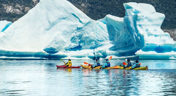 Grupo de kayak en lago Grey