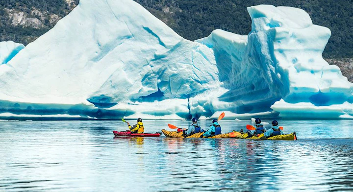 Grupo de kayak en lago Grey