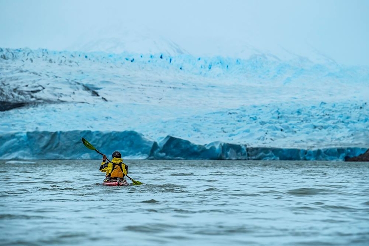 turista navegando de kayak por el glaciar grey