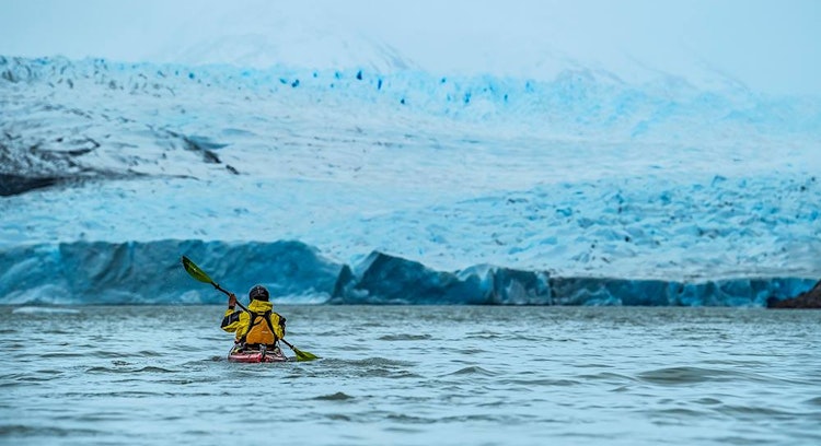 turista navegando de kayak por el glaciar grey