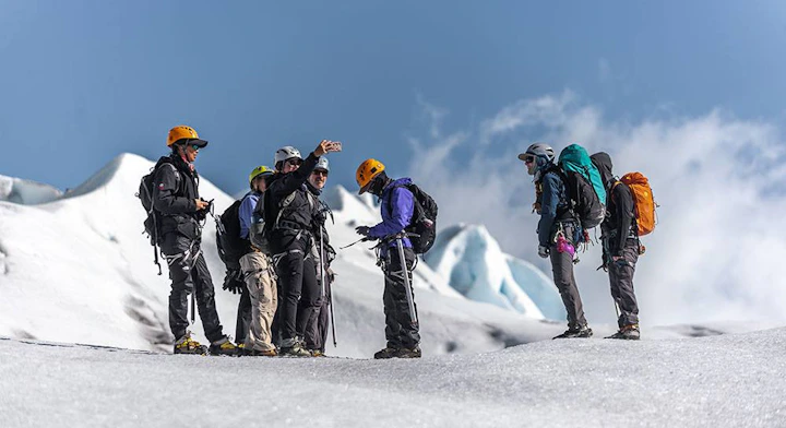 caminata en hielo en grupo en el glaciar grey