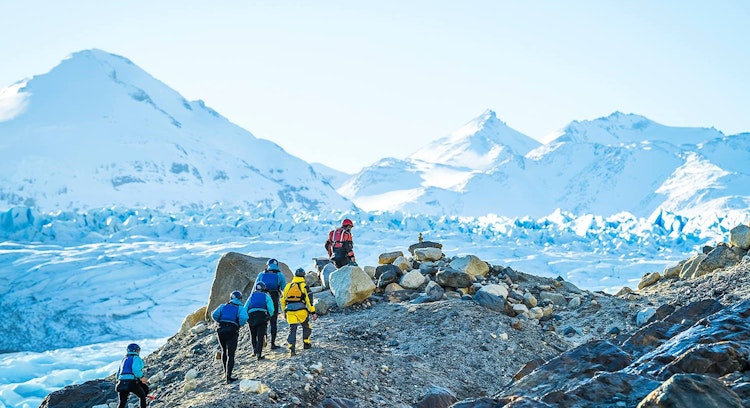 caminata en hielo en grupo en el glaciar grey