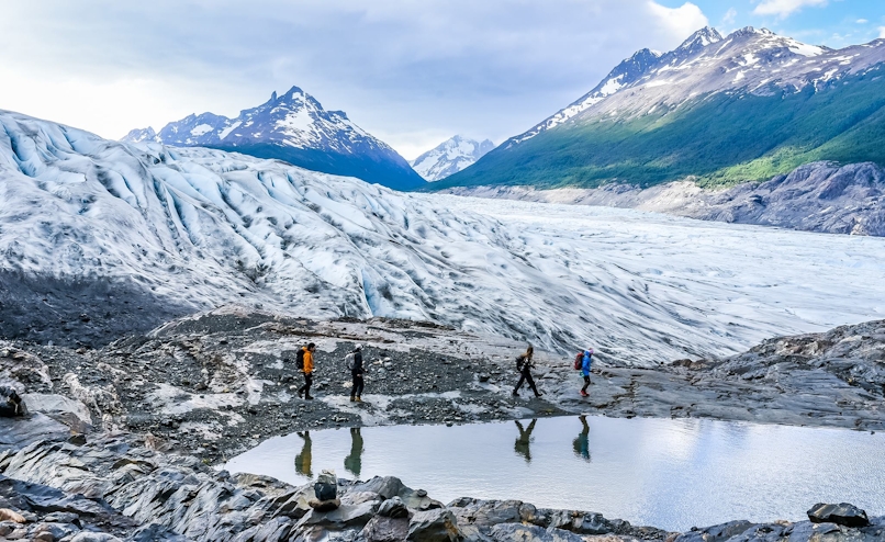 turistas caminando en el glaciar grey