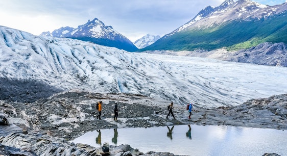 turistas caminando en el glaciar grey