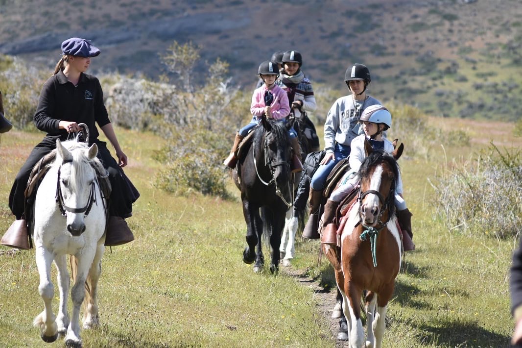 Familia en cabalgata