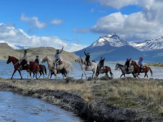 Personas en cabalgata Personas en Cabalgata Pingo Salvaje