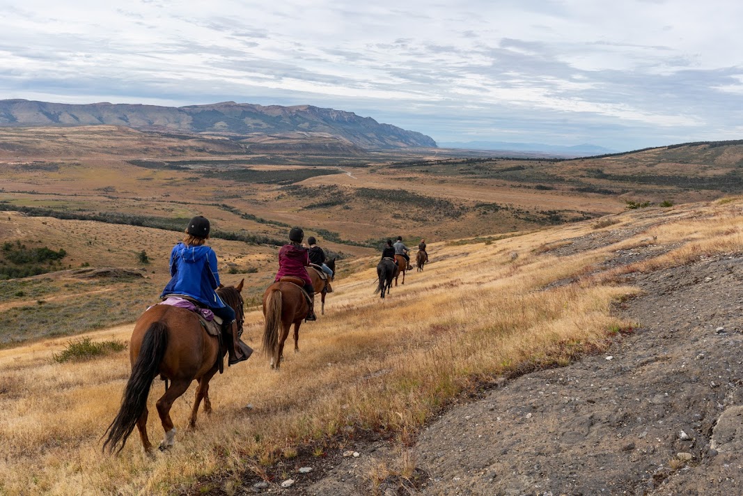 Turistas cabalgando en la patagonia