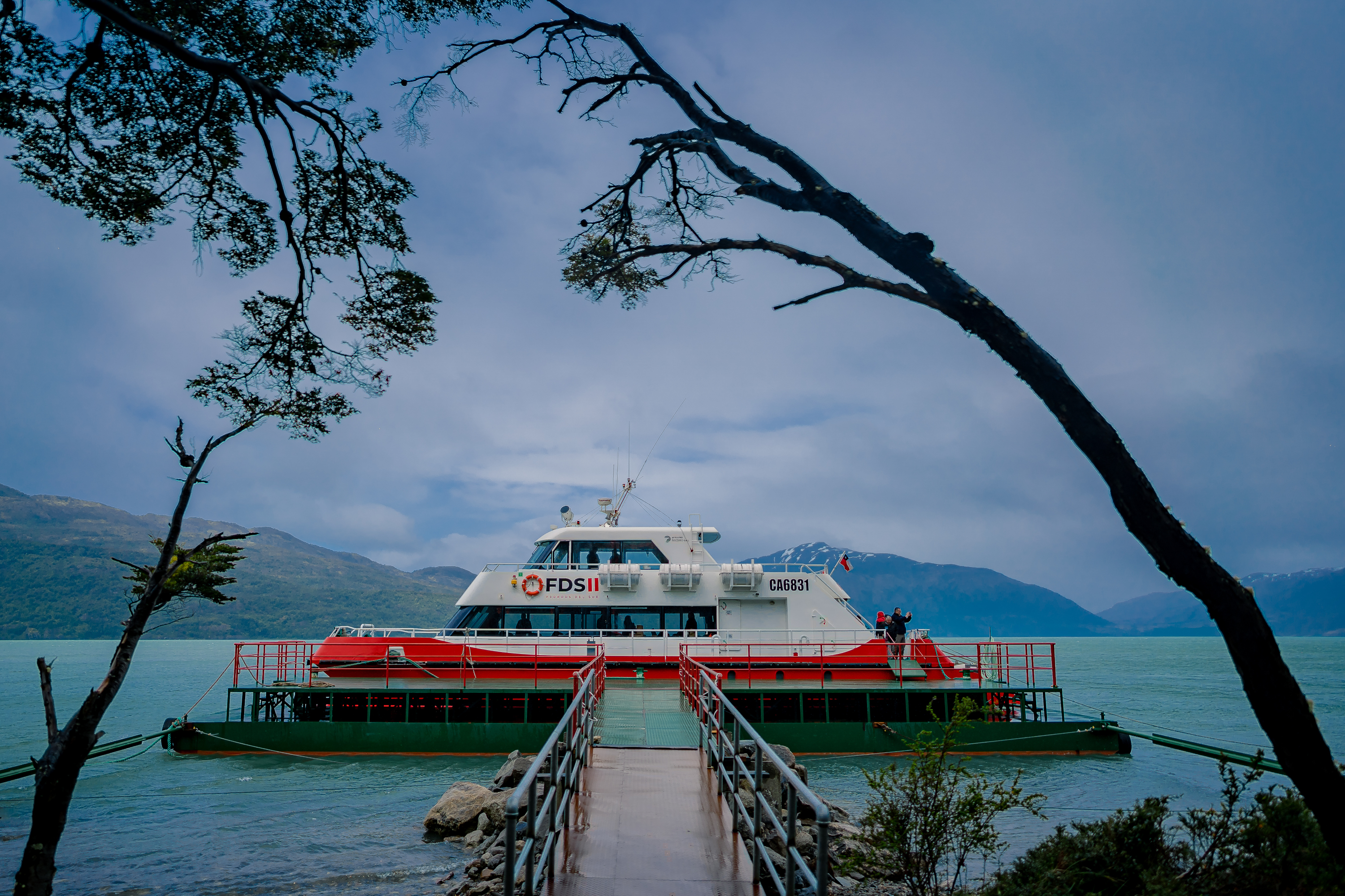 Catamarán en el que se realiza la navegación Glaciares Balmaceda y Serrano