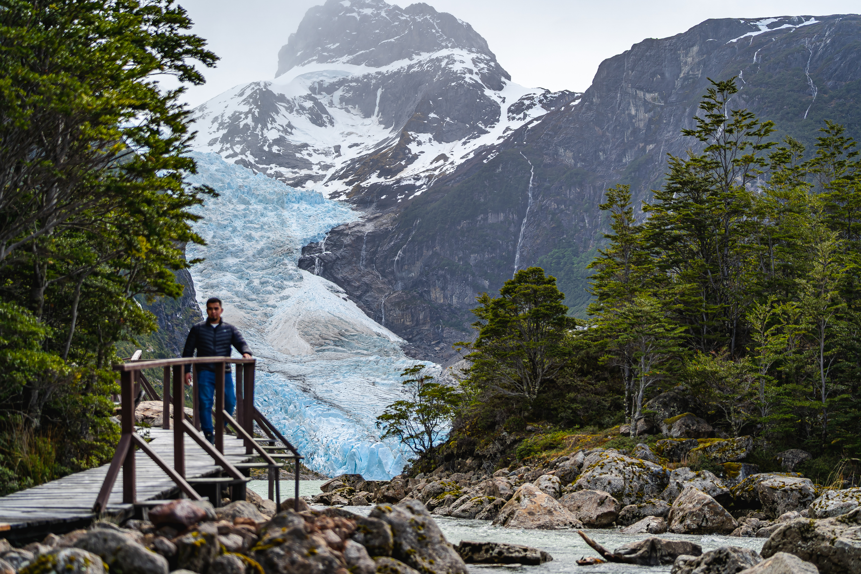 Turista con el glaciar Serrano de fondo