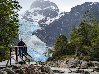 Glaciar Serrano Turista con el glaciar Serrano de fondo