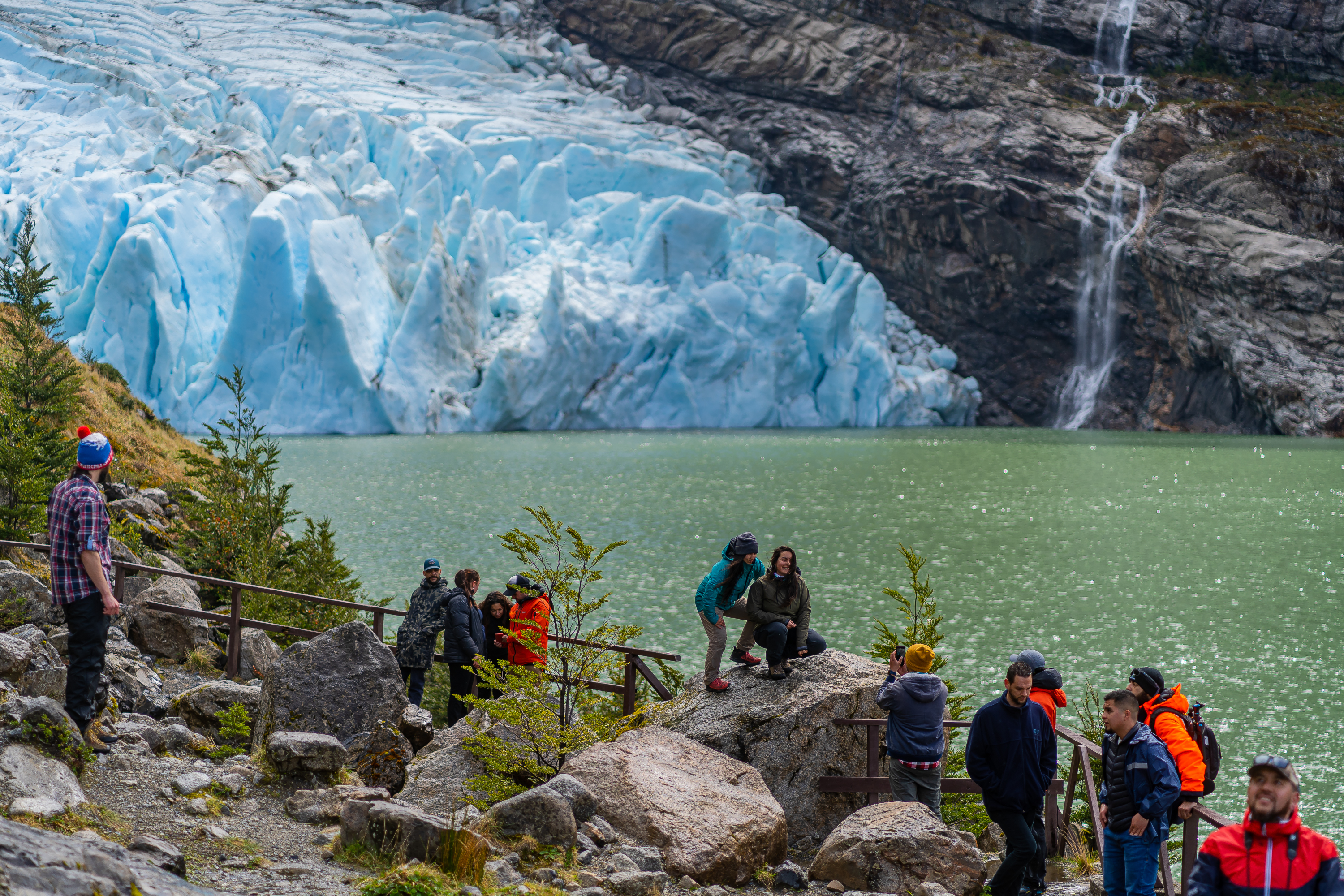 Turistas en glaciar Serrano