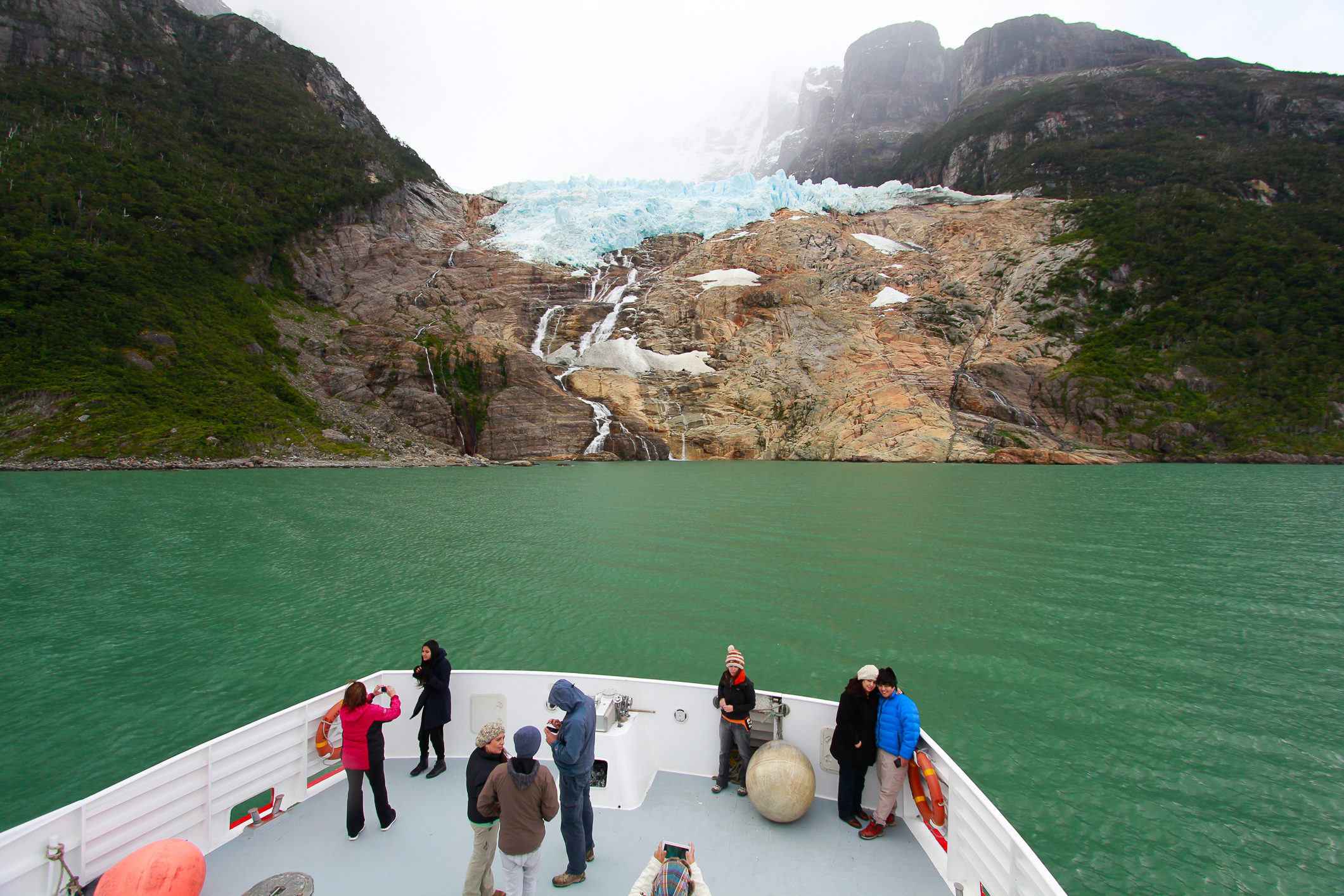 Turistas observando el glaciar Balmaceda desde el catamarán