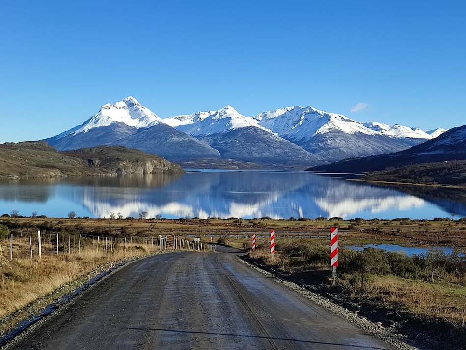 Camino con montes nevados al fondo