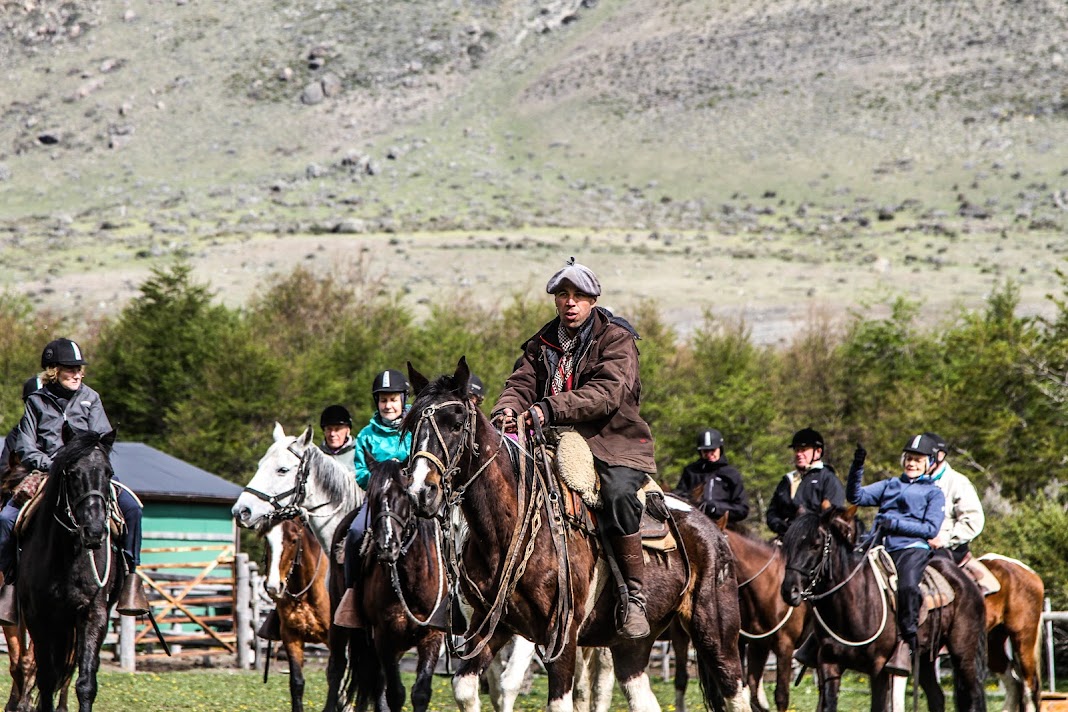 Turistas realizando una cabalgata