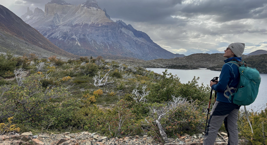 Trekking en Torres del Paine Persona haciendo trekking en parque Torres del Paine