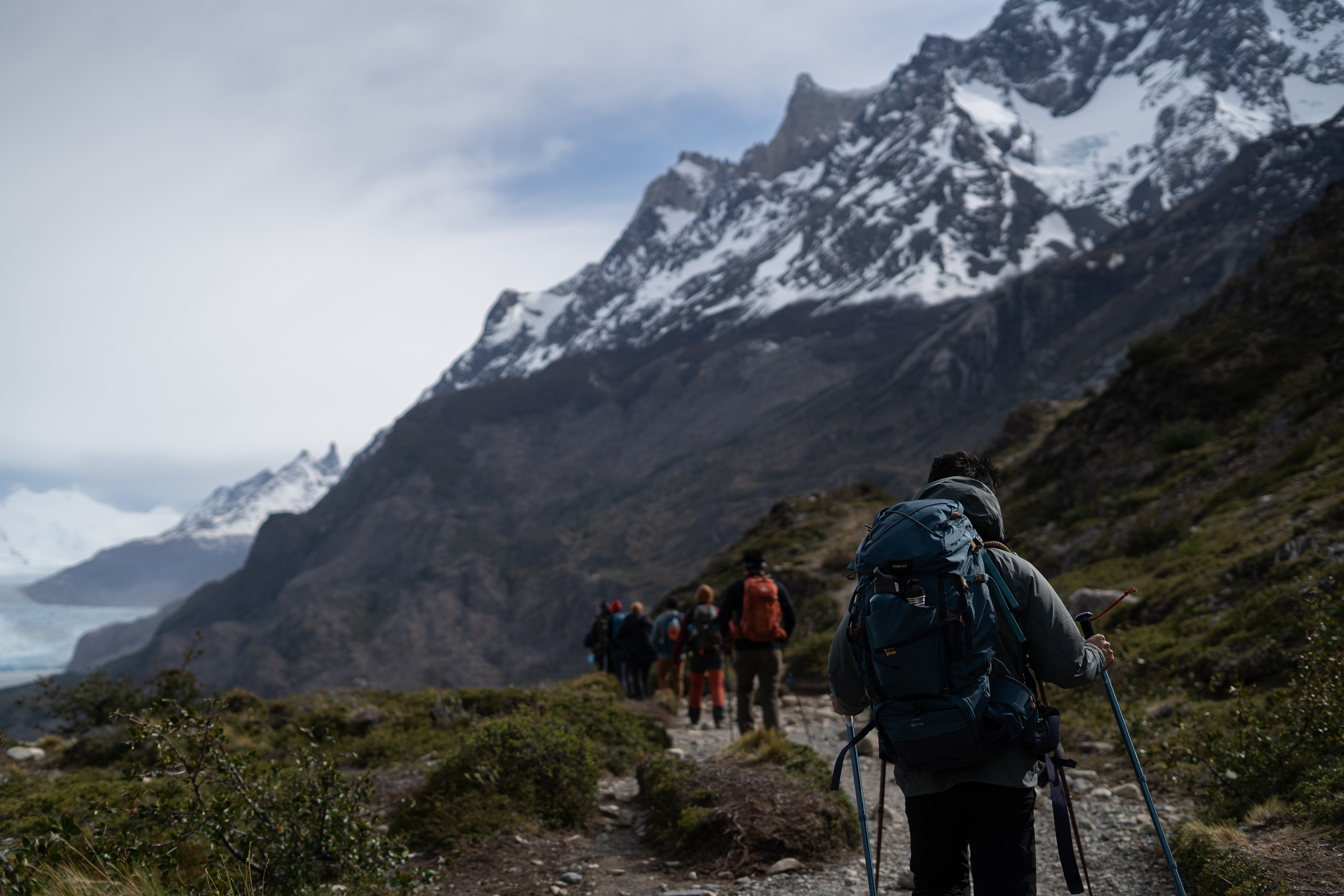 Personas haciendo trekking en Torres del Paine