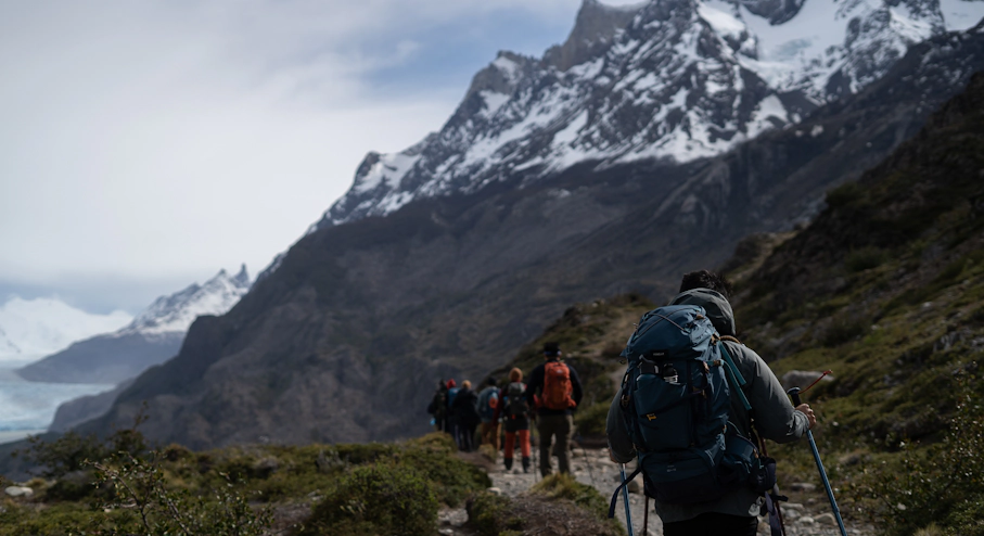 Trekking en Torres del Paine Personas haciendo trekking en Torres del Paine