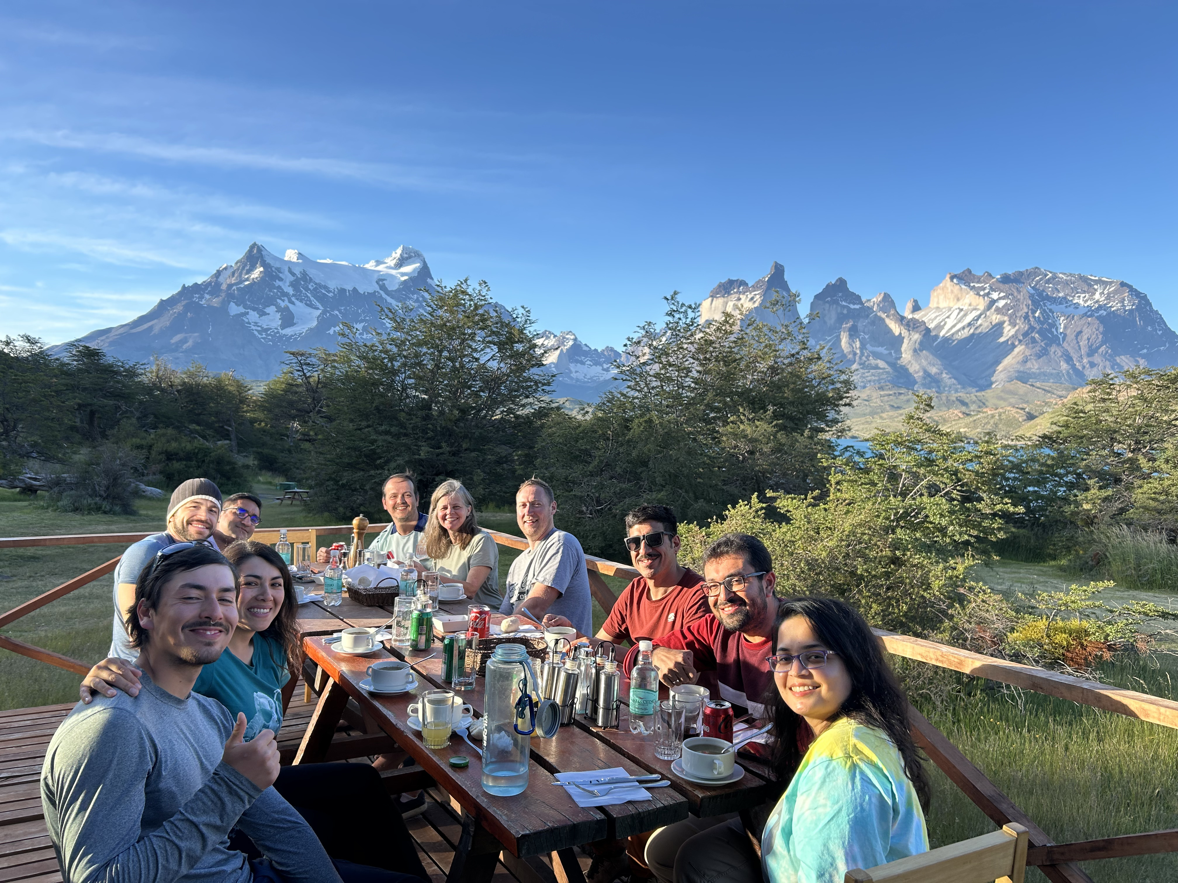 Turistas compartiendo con cuernos del Paine de fondo