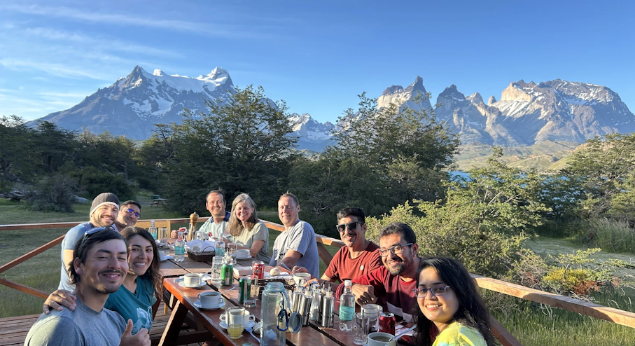 Turistas compartiendo Turistas compartiendo con cuernos del Paine de fondo