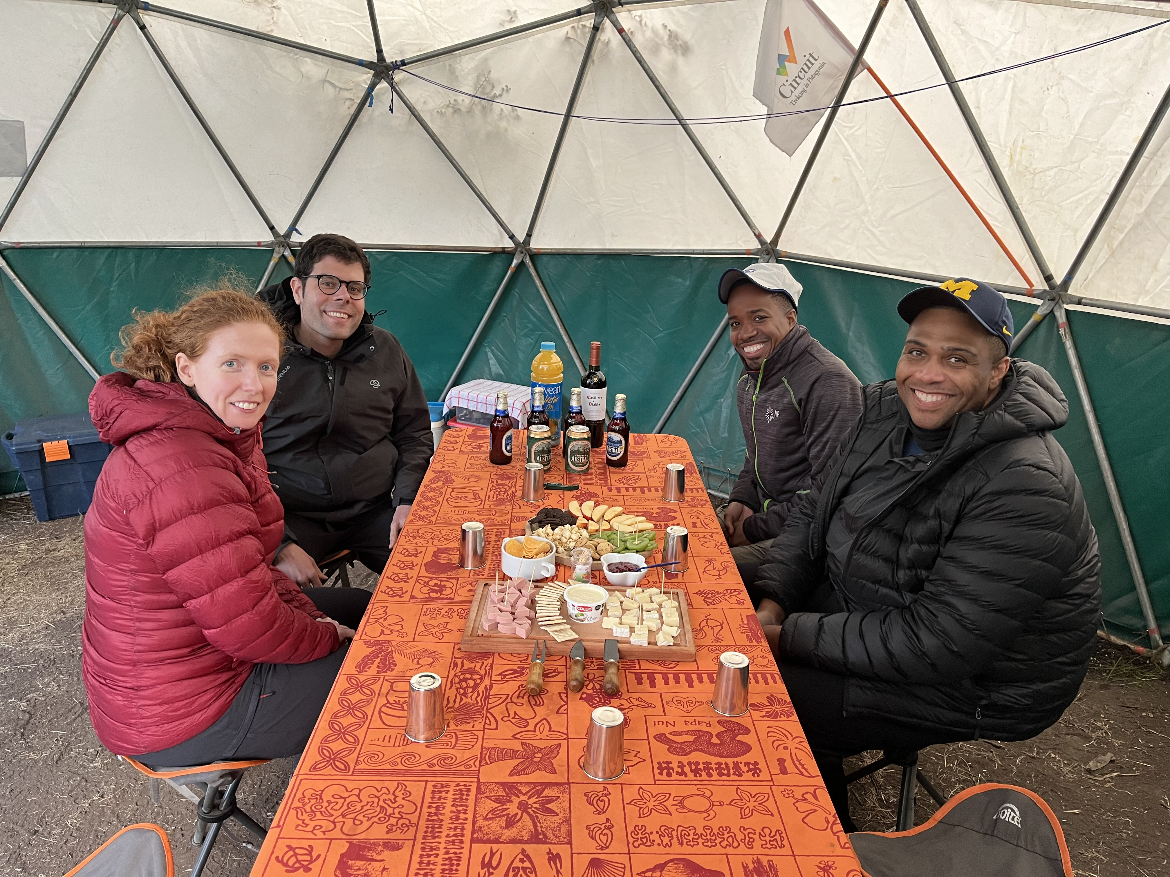 Turistas en domo comedor